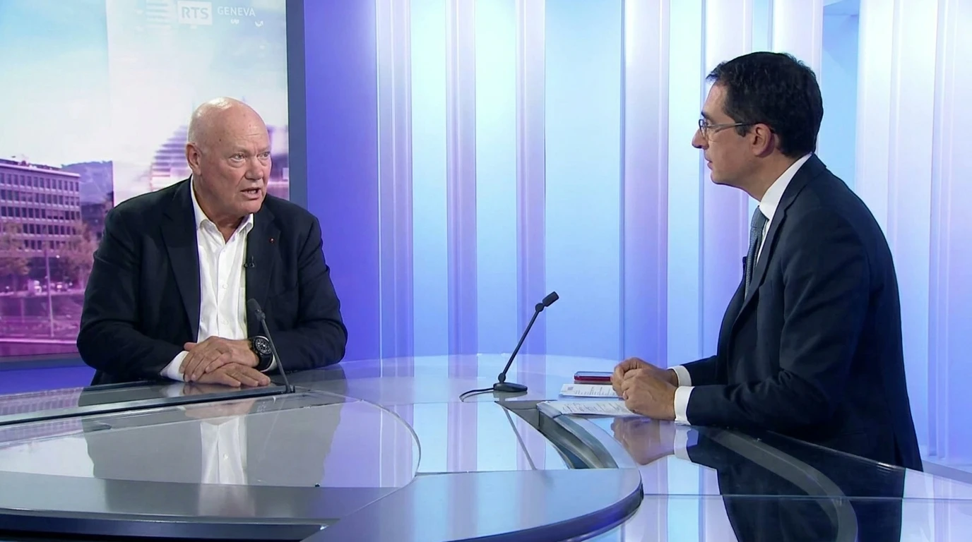 Biver gesticule pendant l'interview avec Rochebin