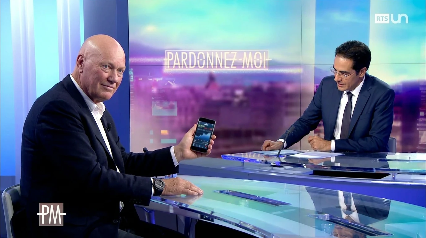 Biver montre son téléphone à la caméra