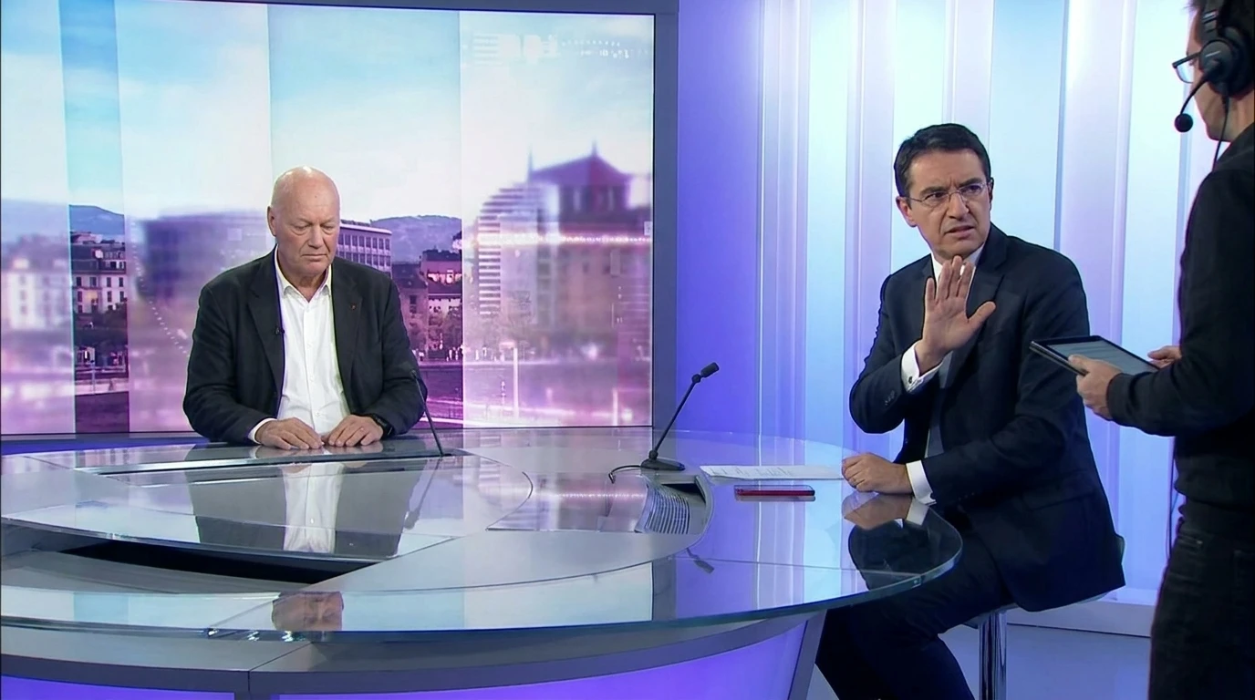 Le producteur entre sur le plateau — Rochebin lève la main