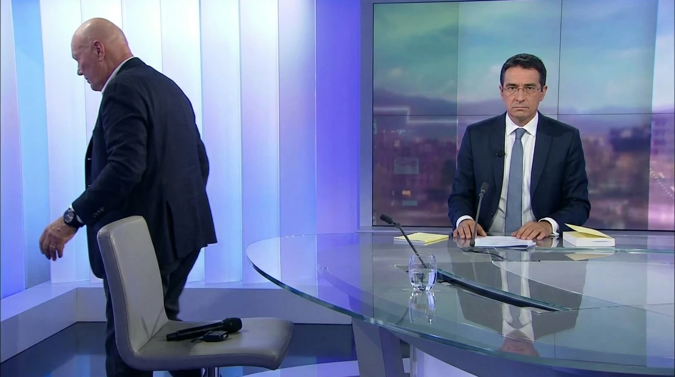 Le fauteuil vide de Biver — micro posé sur l'accoudoir